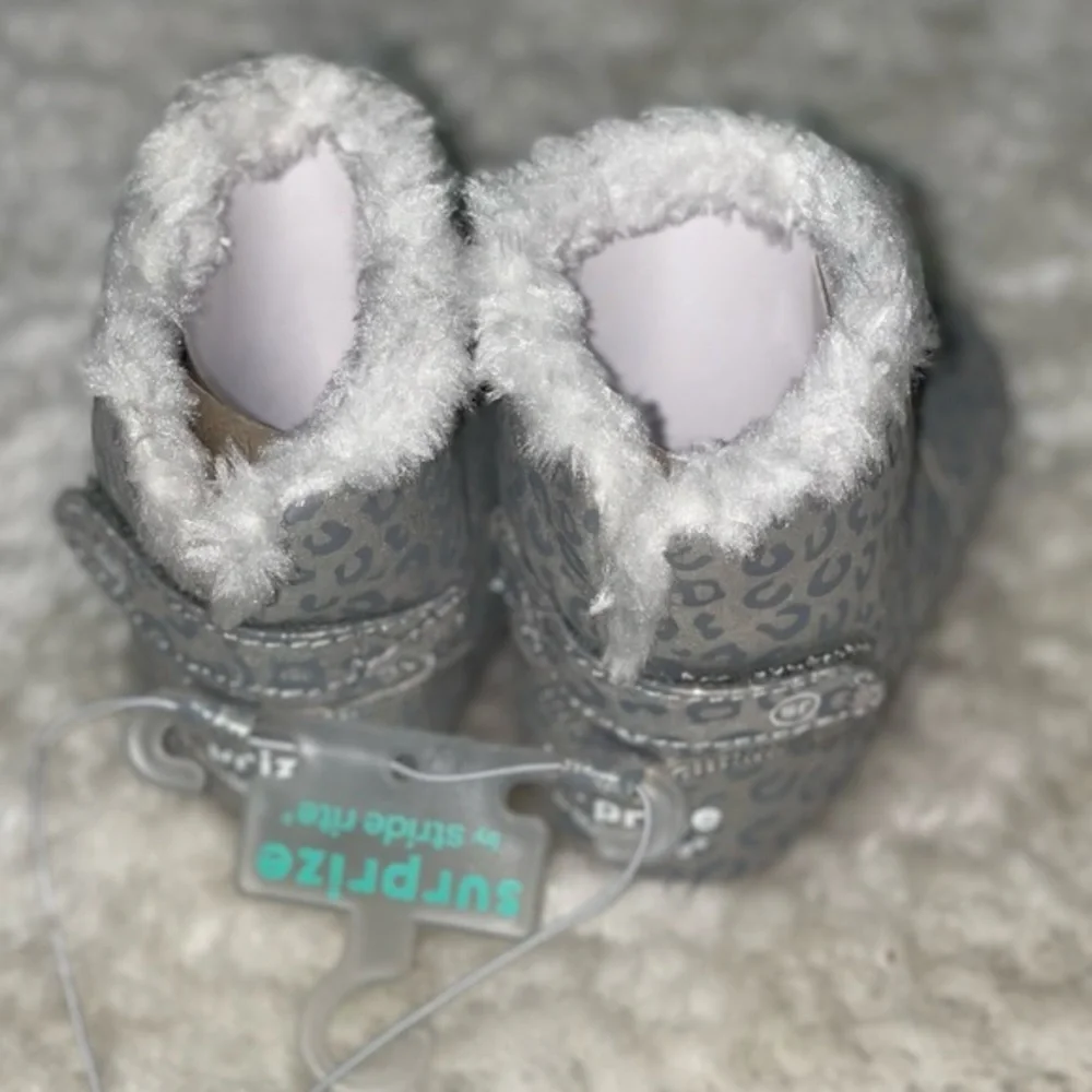 Baby girl Surprize by Stride Rite‎ Silver/Winter Faux Fur Boots size (6/12 M)